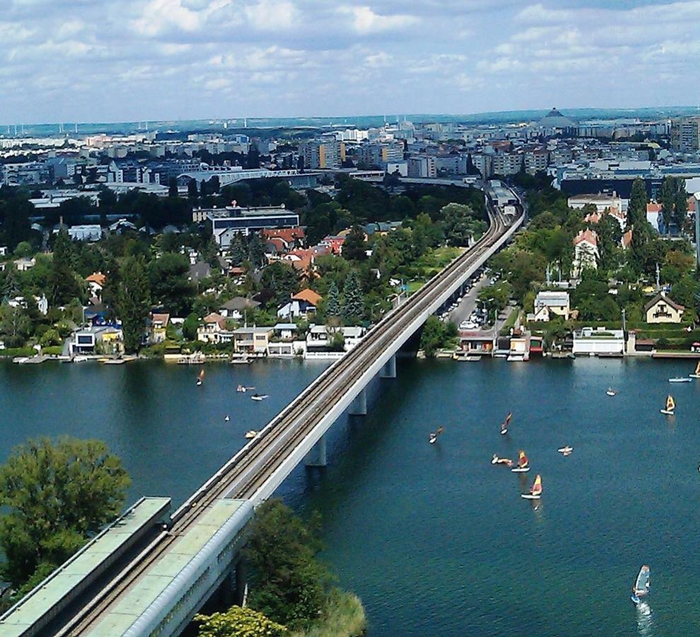Zentrumnah Direkt An Ubahn Bei Un-vic Und Am Badestrand Appartement